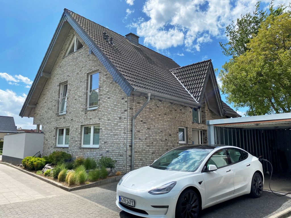 Wallbox Tesla lädt mit PV Überschuss Strom an einer Wallbox